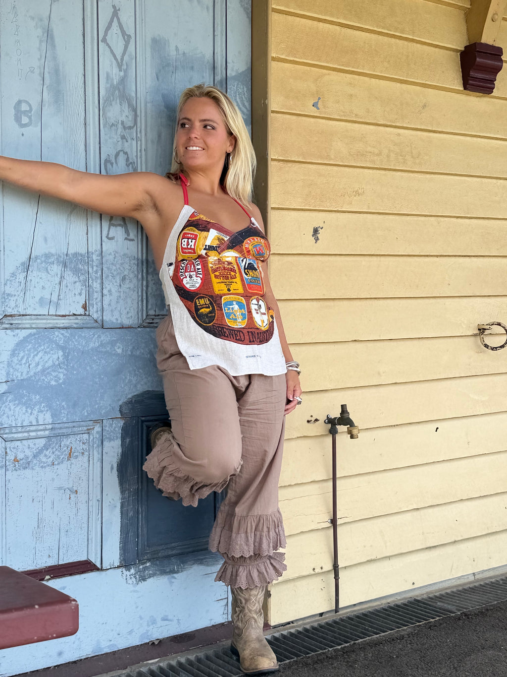 Vintage linen halter neck top. “Brewed in Australia”. Size 8-18