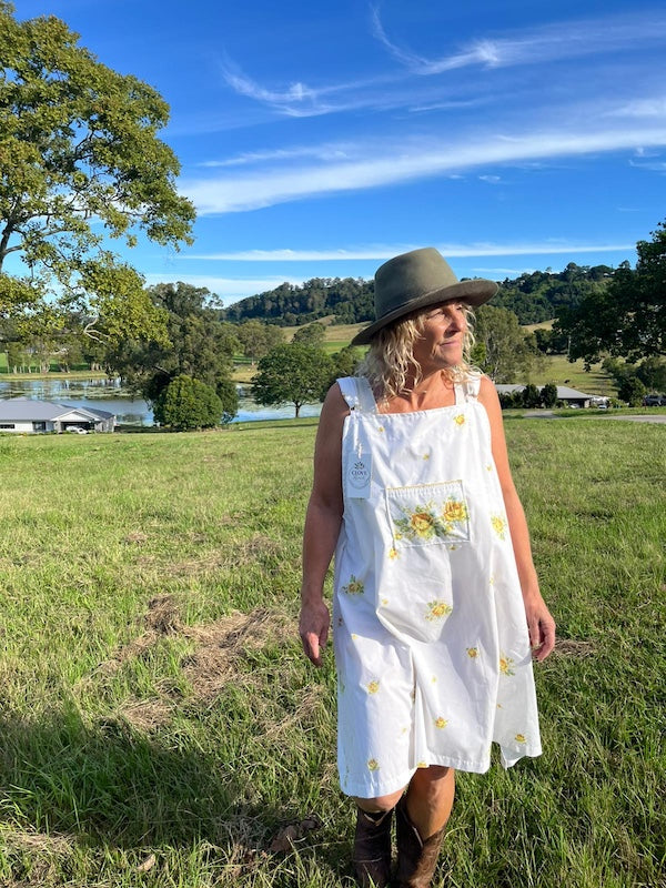 Pinafore Dress - Vintage White & Yellow Roses. Size 14-16.