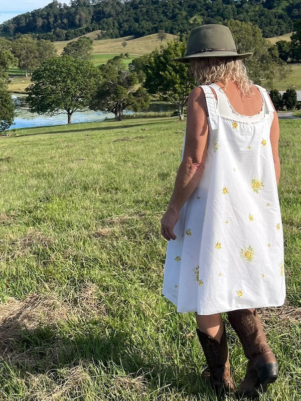 Pinafore Dress - Vintage White & Yellow Roses. Size 14-16.